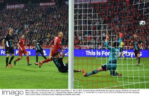 04.11.2015, Fussball, Saison 2015 2016, Champions League, 2015 16, Vorrunde, FC Bayern München - Arsenal London 5:1, Arjen Robben (Bayern Muenchen), li., erzielt das Tor zum 4:0