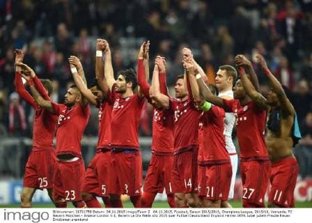 04.11.2015, Fussball, Saison 2015 2016, Champions League, 2015 16, Vorrunde, FC Bayern München - Arsenal London 5:1, Bayern La Ola Welle
