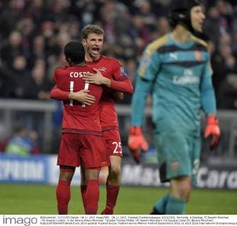 04.11.2015, Fussball Championsleague 2015 2016, Vorrunde, 4.Spieltag, FC Bayern München - FC Arsenal London, in der Allianz-Arena München. Torjubel Thomas Müller (FC Bayern München) mit Douglas Costa (FC Bayern München). 