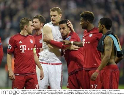 04.11.2015, Fussball Championsleague 2015 2016, Vorrunde, 4.Spieltag, FC Bayern München - FC Arsenal London, in der Allianz-Arena München. Schlussjubel v.li: Philipp Lahm (FC Bayern München), Torwart Manuel Neuer (FC Bayern München), Thiago (FC Bayern München), David Alaba (FC Bayern München). 