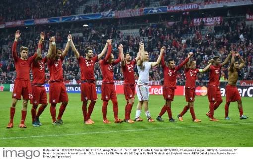 04.11.2015, Fussball, Saison 2015 2016, Champions League, 2015 16, Vorrunde, FC Bayern München - Arsenal London 5:1, Bayern La Ola Welle