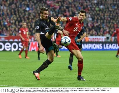 04.11.2015, Fussball, Saison 2015 2016, Champions League, 2015 16, Vorrunde, FC Bayern München - Arsenal London 5:1, Robert Lewandowski (Bayern Muenchen), re., gegen Mathieu Debuchy (Arsenal London)