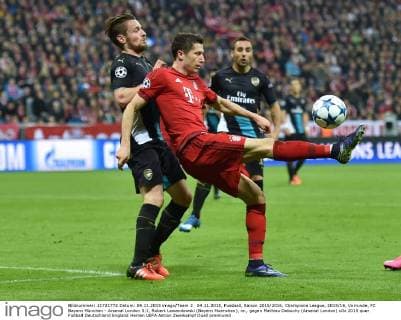 04.11.2015, Fussball, Saison 2015 2016, Champions League, 2015 16, Vorrunde, FC Bayern München - Arsenal London 5:1, Robert Lewandowski (Bayern Muenchen), re., gegen Mathieu Debuchy (Arsenal London)
