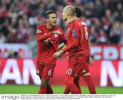 04.11.2015, Fussball, Saison 2015 2016, Champions League, 2015 16, Vorrunde, FC Bayern München - Arsenal London 5:1, Jubel Thiago Alcantara (Bayern Muenchen), li., und Arjen Robben (Bayern Muenchen)