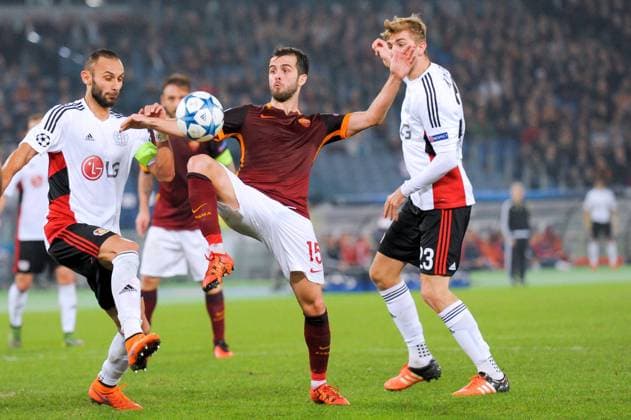 IPP20151105 Football - soccer: UEFA Champions League, AS Rom - Bayer 04 Leverkusen 3, Miralem Pjanic palleggia con il ginocchio in area di rigore - xHOCHxZWEIx xItalyxPhotoxPressx 