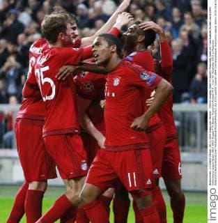COSTA Douglas Team FC Bayern Muenchen Jubel um Torschuetzen ALABA David UEFA Cchampions League Saison 2015-2016 Gruppe F FC Bayern Muenchen-Arsenal FC 5 : 1 am 04. November 2015 in Muenchen 