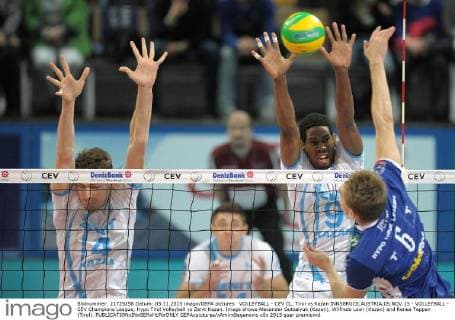 VOLLEYBALL - CEV CL, Tirol vs Kazan INNSBRUCK,AUSTRIA,05.NOV.15 - VOLLEYBALL - CEV Champions League, Hypo Tirol Volleyball vs Zenit Kazan. Image shows Alexander Gutsalyuk (Kazan), Wilfredo Leon (Kazan) and Renee Teppan (Tirol). GEPAxpictures xAmirxBeganovic