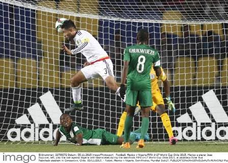 Football, Mexico v Nigeria FIFA U-17 World Cup Chile 2015. Mexico s player Jose Esquivel, left, play the ball against Nigeria with teammates during the semifinals FIFA U-17 World Cup Chile 2015, at alcaldesa Ester Roa Rebolledo stadium in Concepcion, Chile. 05 11 2015. - Futbol, Mexico v Nigeria. Semifinales, Mundial Sub17. 