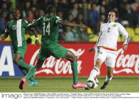 Football, Mexico v Nigeria FIFA U-17 World Cup Chile 2015. Mexico s player Diego Cortes, right, battles the ball against Ejike Gideon Ikwu of Nigeria during the semifinals FIFA U-17 World Cup Chile 2015, at alcaldesa Ester Roa Rebolledo stadium in Concepcion, Chile. 05 11 2015. - Futbol, Mexico v Nigeria. Semifinales, Mundial Sub17. 