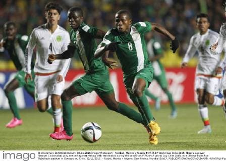 Football, Mexico v Nigeria FIFA U-17 World Cup Chile 2015. Nigeria s player Samuel Chukwueze, play the ball against Mexico with teammates during the semifinals FIFA U-17 World Cup Chile 2015, at alcaldesa Ester Roa Rebolledo stadium in Concepcion, Chile. 05 11 2015. - Futbol, Mexico v Nigeria. Semifinales, Mundial Sub17. 