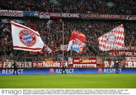 Bayern-Fans schwenken ihre Fahnen . FC Bayern München-FC Arsenal . München, GER, 04.11.2015, Fussball-Champions League 2015-2016 .
