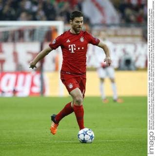 Xabi Alonso (Bayern) . Einzelaktion am Ball . FC Bayern München-FC Arsenal . München, GER, 04.11.2015, Fussball-Champions League 2015-2016 .