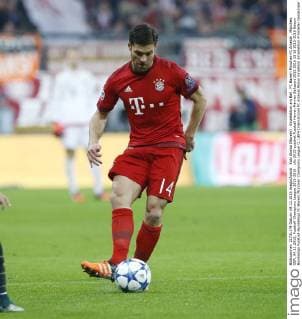 Xabi Alonso (Bayern) . Einzelaktion am Ball . FC Bayern München-FC Arsenal . München, GER, 04.11.2015, Fussball-Champions League 2015-2016 .