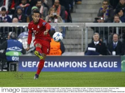 Thiago (Bayern) . Einzelaktion am Ball . FC Bayern München-FC Arsenal . München, GER, 04.11.2015, Fussball-Champions League 2015-2016 .