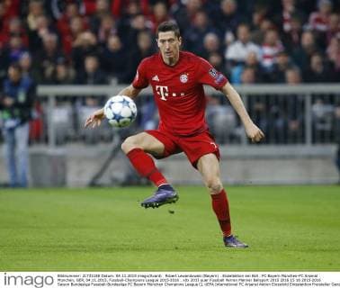 Robert Lewandowski (Bayern) . Einzelaktion am Ball . FC Bayern München-FC Arsenal . München, GER, 04.11.2015, Fussball-Champions League 2015-2016 .