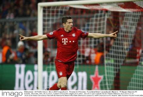 Torjubel 1:0 München, Torschütze Robert Lewandowski (Bayern) . FC Bayern München-FC Arsenal . München, GER, 04.11.2015, Fussball-Champions League 2015-2016 .