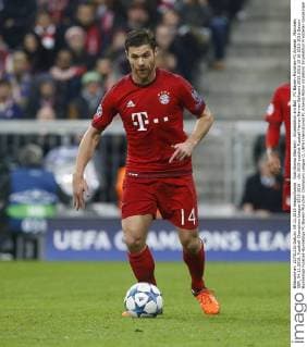 Xabi Alonso (Bayern) . Einzelaktion am Ball . FC Bayern München-FC Arsenal . München, GER, 04.11.2015, Fussball-Champions League 2015-2016 .