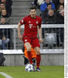 Robert Lewandowski (Bayern) . Einzelaktion am Ball . FC Bayern München-FC Arsenal . München, GER, 04.11.2015, Fussball-Champions League 2015-2016 .