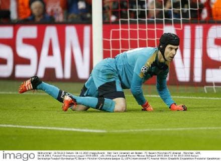 Petr Cech (Arsenal) am Boden . FC Bayern München-FC Arsenal . München, GER, 04.11.2015, Fussball-Champions League 2015-2016 .
