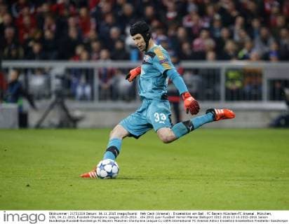 Petr Cech (Arsenal) . Einzelaktion am Ball . FC Bayern München-FC Arsenal . München, GER, 04.11.2015, Fussball-Champions League 2015-2016 .