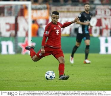 Thiago (Bayern) . Einzelaktion am Ball . FC Bayern München-FC Arsenal . München, GER, 04.11.2015, Fussball-Champions League 2015-2016 .