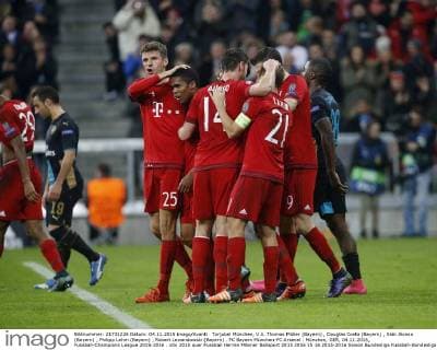 Torjubel München, V.li. Thomas Müller (Bayern) , Douglas Costa (Bayern) , Xabi Alonso (Bayern) , Philipp Lahm (Bayern) , Robert Lewandowski (Bayern) . FC Bayern München-FC Arsenal . München, GER, 04.11.2015, Fussball-Champions League 2015-2016 .