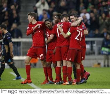 Torjubel München, V.li. Thomas Müller (Bayern) , Douglas Costa (Bayern) , David Alaba (Bayern) , Xabi Alonso (Bayern) , Robert Lewandowski (Bayern) , Philipp Lahm (Bayern) . FC Bayern München-FC Arsenal . München, GER, 04.11.2015, Fussball-Champions League 2015-2016 .