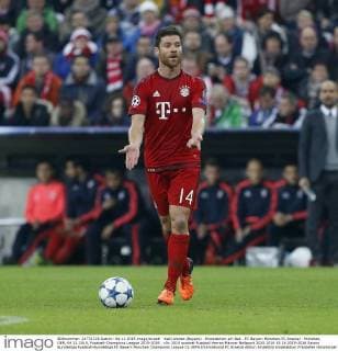Xabi Alonso (Bayern) . Einzelaktion am Ball . FC Bayern München-FC Arsenal . München, GER, 04.11.2015, Fussball-Champions League 2015-2016 .