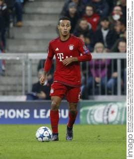 Thiago (Bayern) . Einzelaktion am Ball . FC Bayern München-FC Arsenal . München, GER, 04.11.2015, Fussball-Champions League 2015-2016 .