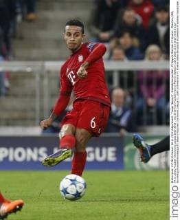 Thiago (Bayern) . Einzelaktion am Ball . FC Bayern München-FC Arsenal . München, GER, 04.11.2015, Fussball-Champions League 2015-2016 .