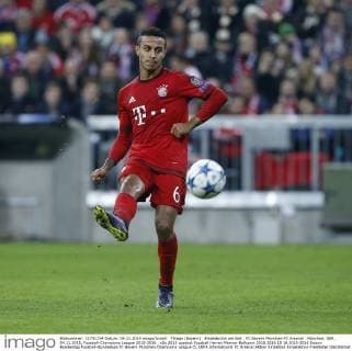Thiago (Bayern) . Einzelaktion am Ball . FC Bayern München-FC Arsenal . München, GER, 04.11.2015, Fussball-Champions League 2015-2016 .