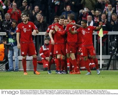 Torjubel 3:0 München, V.li. Javier Martinez (Bayern) , Kingsley Coman (Bayern) , Robert Lewandowski (Bayern) , Thomas Müller (Bayern) , Douglas Costa (Bayern) . FC Bayern München-FC Arsenal . München, GER, 04.11.2015, Fussball-Champions League 2015-2016 .