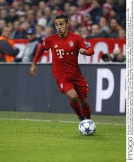 Thiago (Bayern) . Einzelaktion am Ball . FC Bayern München-FC Arsenal . München, GER, 04.11.2015, Fussball-Champions League 2015-2016 .