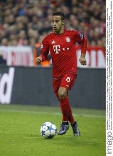 Thiago (Bayern) . Einzelaktion am Ball . FC Bayern München-FC Arsenal . München, GER, 04.11.2015, Fussball-Champions League 2015-2016 .