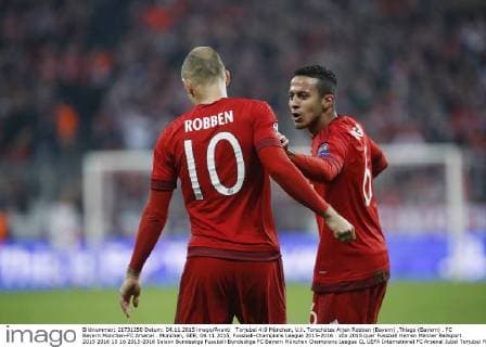 Torjubel 4:0 München, V.li. Torschütze Arjen Robben (Bayern) ,Thiago (Bayern) . FC Bayern München-FC Arsenal . München, GER, 04.11.2015, Fussball-Champions League 2015-2016 .