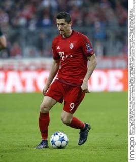 Robert Lewandowski (Bayern) . Einzelaktion am Ball . FC Bayern München-FC Arsenal . München, GER, 04.11.2015, Fussball-Champions League 2015-2016 .