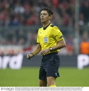 Schiedsrichter Gianluca Rocchi (ITA). FC Bayern München-FC Arsenal . München, GER, 04.11.2015, Fussball-Champions League 2015-2016 .