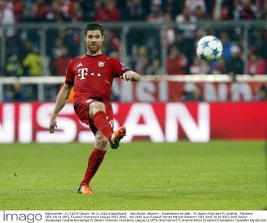 Xabi Alonso (Bayern) . Einzelaktion am Ball . FC Bayern München-FC Arsenal . München, GER, 04.11.2015, Fussball-Champions League 2015-2016 .