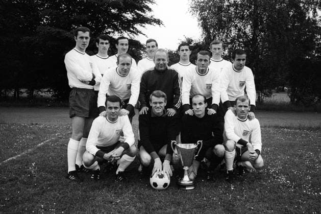 Fotoshooting FC Bayern München, Europapokalsieger der Pokalsieger 1966 1967, hi.v.li.: Franz Beckenbauer, Rudolf Nafziger, Rainer Ohlhauser, Franz -Bulle- Roth, Gerd Müller, Hans Georg -Katsche- Schwarzenbeck, Mitte: Dieter Brenninger, Trainer Zlatko -Tschik- Cajkovski, Werner Olk, Dieter Koulmann, vorn: Hans Nowak, die Torhüter Sepp Maier und Fritz Kosar, Peter Kupferschmidt
