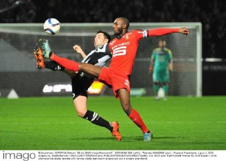 GIOVANNI SIO (srfc) - Thomas MANGANI (sco) - Fussball Frankreich, Ligue 1, SCO Angers vs. Stade Rennes - 06 11 2015 FEP Panoramic 