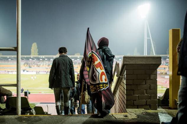 Berlin, Deutschland, 06.11.2015: Fußball NOFV Regionalliga Nordost Saison 2015 2016 - BFC Dynamo - Berliner AK 07. Ein junger Fan traegt eine Fahne vom BFC Dynamo