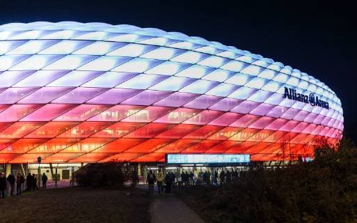 Muenchen 04.11.2015, Allianz Arena, Muenchen, GER, UEFA CL, FC Bayern Muenchen vs FC Arsenal, Gruppe F, im Bild Aussenansicht der Allianz Arena in weiss rot beleuchtet Outside View of the Allianz Arena in red white Lights during the UEFA Champions League group F match between FC Bayern Munich and Arsenal FC at the Allianz Arena in Munich, Germany on 2015 11 04. EXPA Pictures ? 2015, PhotoCredit: EXPA JFK  EX_JFK  