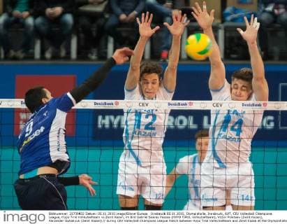 Innsbruck 05.11.2015, Olympiahalle, Innsbruck, AUT, CEV Volleyball Champions League, Hypo Tirol Volleyballteam vs Zenit Kazan, im Bild Gabriel Soares Pessoa (HYPO TIROL Volleyballteam), Victor Poletaev (Zenit Kazan), Alexander Gutsalyuk (Zenit Kazan) during CEV Volleyball Champions League match between Hypo Tirol Volleyballteam and Zenit Kazan at the Olympiahalle in Innsbruck, Austria on 2015 11 05.  EX_JAK  