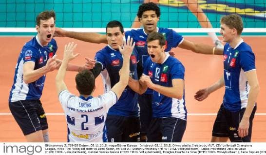 Innsbruck 05.11.2015, Olympiahalle, Innsbruck, AUT, CEV Volleyball Champions League, Hypo Tirol Volleyballteam vs Zenit Kazan, im Bild vl.: Stefan Chrtiansky (HYPO TIROL Volleyballteam), Lucas Provenzano Joao de Deus (HYPO TIROL Volleyballteam), Gabriel Soares Pessoa (HYPO TIROL Volleyballteam), Douglas Duarte da Silva (HYPO TIROL Volleyballteam), Rene Teppan (HYPO TIROL Volleyballteam) during CEV Volleyball Champions League match between Hypo Tirol Volleyballteam and Zenit Kazan at the Olympiahalle in Innsbruck, Austria on 2015 11 05. EX_JAK