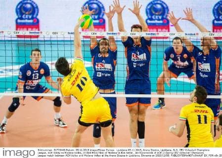 Ljubljana 05.11.2015, Arena Stozice, Ljubljana, SLO, CEV Volleyball Champions League, ACH Volley vs Modena Volley, im Bild Milos Nikic of Modena vs Rok Satler, Jan Kozamernik of ACH during CEV Volleyball Champions League match between ACH Volley and Modena Volley at the Arena Stozice in Ljubljana, Slovenia on 2015 11 05.  EX_PON  