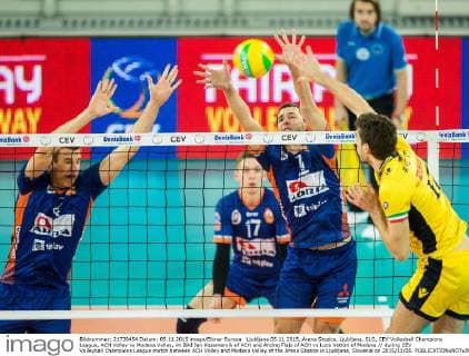 Ljubljana 05.11.2015, Arena Stozice, Ljubljana, SLO, CEV Volleyball Champions League, ACH Volley vs Modena Volley, im Bild Jan Kozamernik of ACH and Andrej Flajs of ACH vs Luca Vettori of Modena during CEV Volleyball Champions League match between ACH Volley and Modena Volley at the Arena Stozice in Ljubljana, Slovenia on 2015 11 05.  EX_PON  