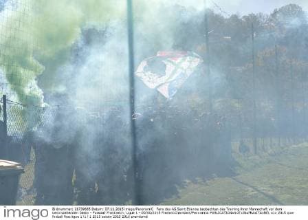 Fans des AS Saint Etienne beobachten das Training ihrer Mannschaft vor dem bevorstehenden Derby - Fussball Frankreich, Ligue 1 - 00 00 2015 FredericChambert Panoramic 