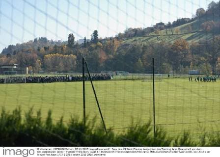 Fans des AS Saint Etienne beobachten das Training ihrer Mannschaft vor dem bevorstehenden Derby - Fussball Frankreich, Ligue 1 - 00 00 2015 FredericChambert Panoramic 