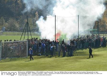 Fans des AS Saint Etienne beobachten das Training ihrer Mannschaft vor dem bevorstehenden Derby - Fussball Frankreich, Ligue 1 - 00 00 2015 FredericChambert Panoramic 