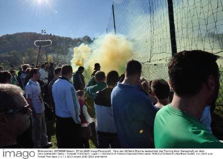Fans des AS Saint Etienne beobachten das Training ihrer Mannschaft vor dem bevorstehenden Derby - Fussball Frankreich, Ligue 1 - 00 00 2015 FredericChambert Panoramic 